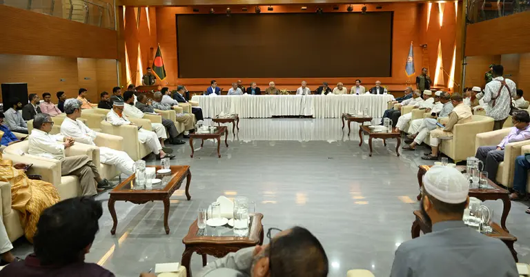 রাজনৈতিক দলগুলোর সঙ্গে বৈঠকে প্রধান উপদেষ্টা ও ঐকমত্য কমিশন